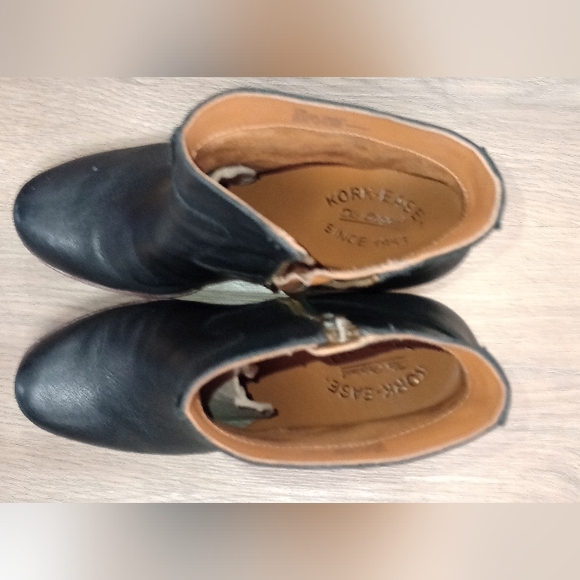 KORK-EASE Women's Black Leather Michelle Sculpted Wooden Heel Boot Size 7 M - Picture 3 of 7